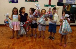 Entrega de doces para crianças do Centro Municipal de Educação Infantil Pequeno Príncipe