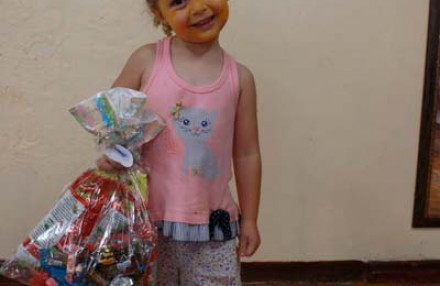 Entrega de doces para crianças do Centro Municipal de Educação Pequeno Príncipe
