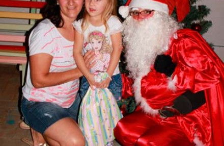 Entrega de doces para crianças do Centro Municipal de Educação Pequeno Príncipe